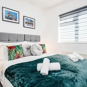 Heathrow 2-bedroom Maisonette With Parking Holiday home West Drayton (Middlesex)