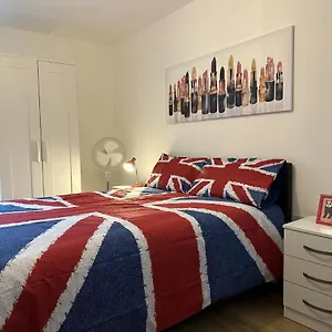 Modern, Large Independent With En-suite Bathroom In Private Owned Homestay London