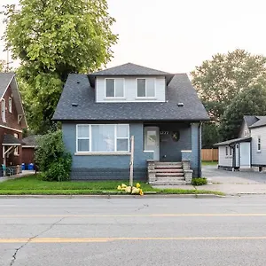 Modern House Newly Furnished 3 Mins Drive To Fall Holiday home Niagara Falls